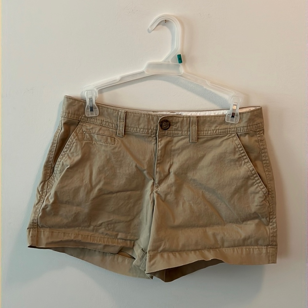 💙💛Old Navy 5” shorts khakis size 2 reg.💛💙